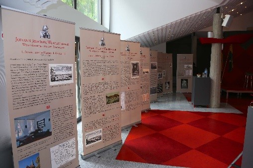 Ausstellungsbanner zum Thema "Winckelmann" stehen im Saal