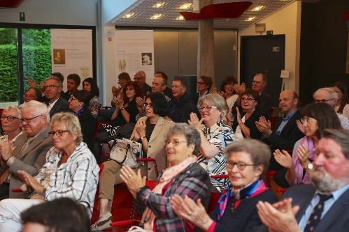 Klatschende Gäste im Saal der Landesvertrtung