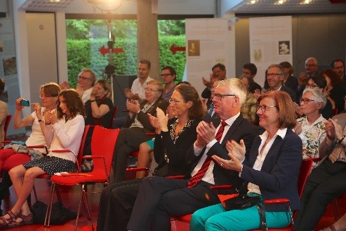 Klatschende Gäste im Saal der Landesvertrtung