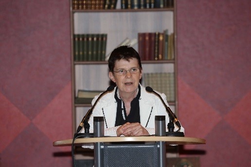 Frau Dr. Stephanie-Gerrit Bruer hält einen Vortrag