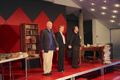 Schauspieler stehen auf der Bühne, um sich zu verbeugen