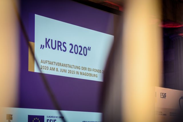 Das Bild zeigt eine Leinwand mit Lichtbild Schriftzug Kurs 2020