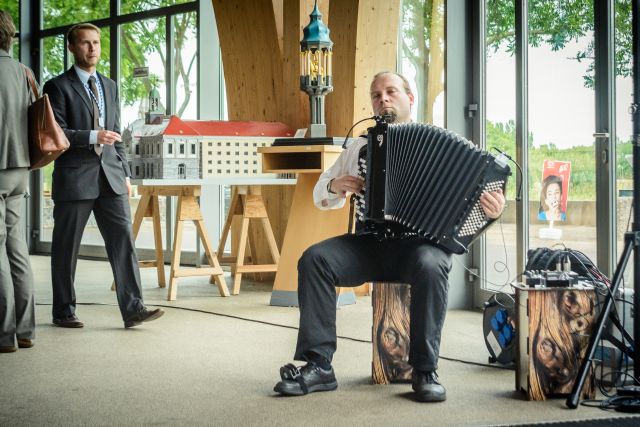 Das Bild zeigt den Musiker beim Akkordeonspiel.