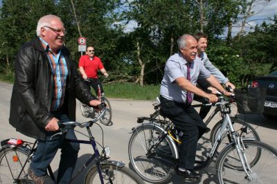 Peter Müller, Jürgen Dannenberg und Peter Müller fahren Rad auf dem neuen Radweg. (v. l. n. r.)