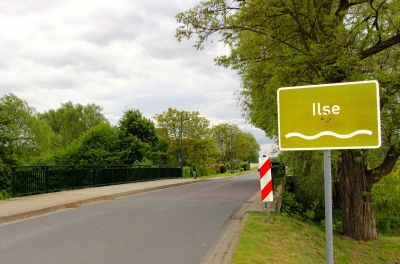 Straße über der Ilse - Hochwasserschutz in Berßel