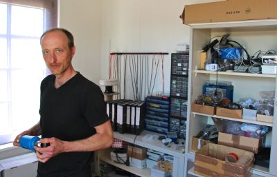 Ingenieur Lars Teichmann mit LAGOTEC Biofilm-Sensor