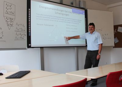 Schulleiter Frank Keck mit digitaler Tafen in Sekundarschule Hohenmölsen
