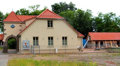 Seitenansicht Bürgerhaus, rechts daneben das im Bau befindliche Nebengebäude.