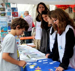 Jugenliche an einem Informationsstand