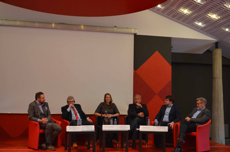 Referenten der Veranstaltung diskutieren auf dem Podium