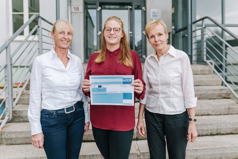 Margita Müller und Dr. Sylvia Springer vom TUGZ mit Studentin Julia Schult 