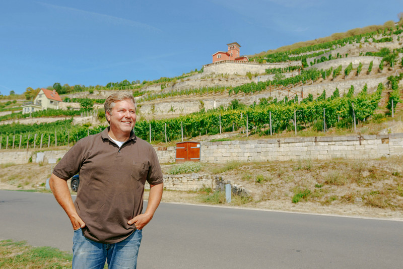 Wolfgang Stieler vor seinem Weinberg