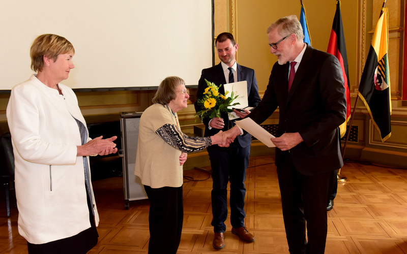 Minister Robra überreicht die Auszeichnung an Karin Alms