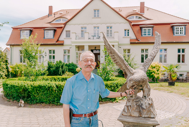 Eike Trumpf vor dem Gutshaus Krusemark