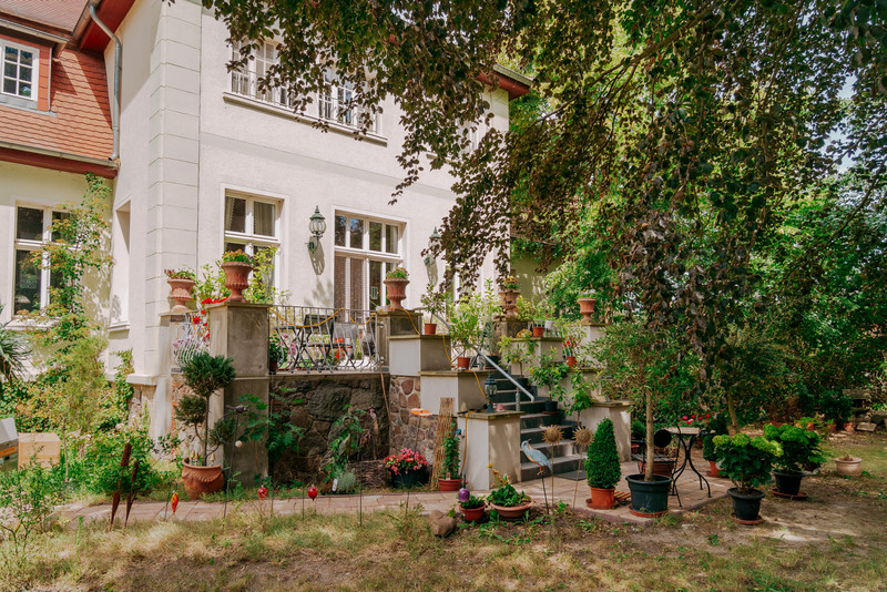 Freitreppe von der Gartenterrasse des Herrenhauses Krusemark mit vielen Pflanzen und Blumen