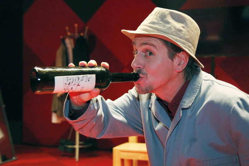 Schauspieler trinkt während der Aufführung aus einer Flasche