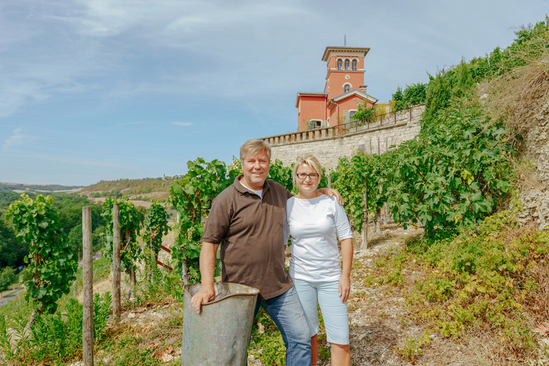 Familie Stieler in ihren Weinbergen mit Weinberghaus im Hintergrund