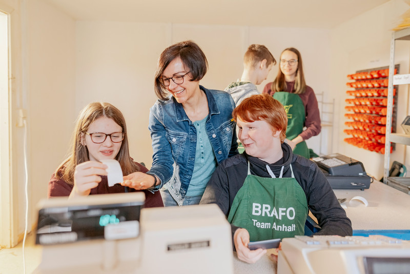 Das Bild zeigt Ausbilderin Gabi Bauer und ihre Schülergruppe. 