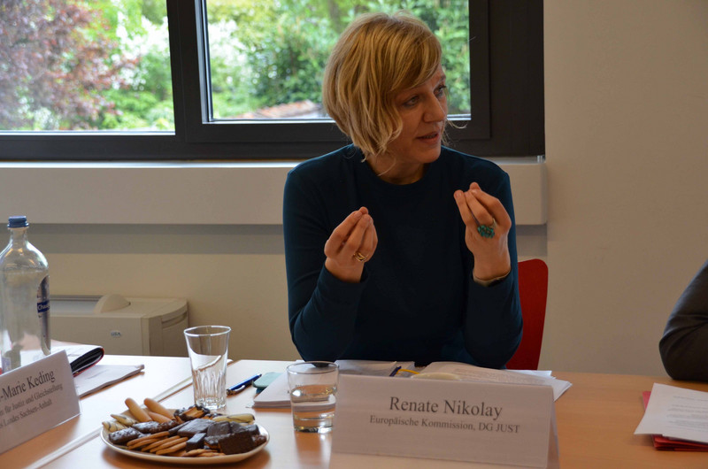 Frau Renate Nikolay, EU-Kommission DG JUST am Tisch im Konferenzraum der Landesvertretung