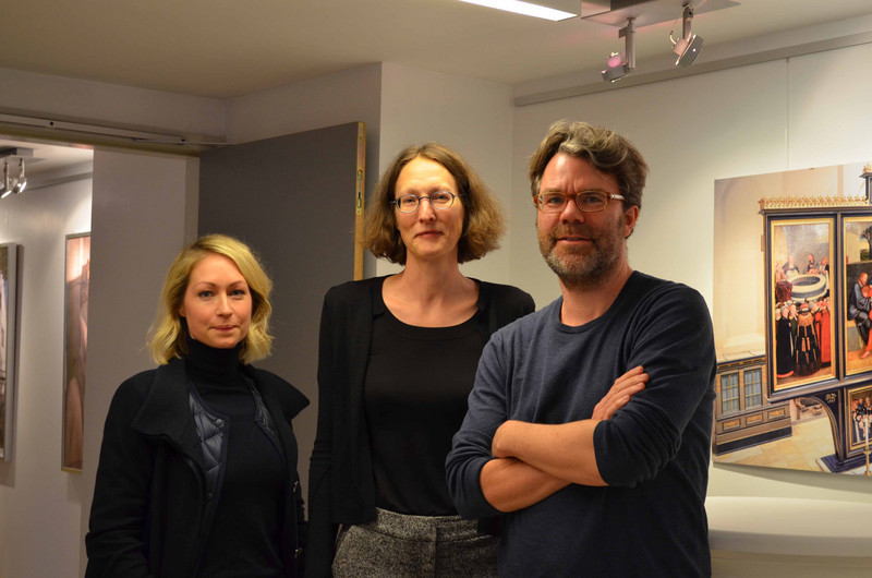 Constanze Guttmann, Dr. Henrike Franz, Robert Thalheim stehen im Foyer der Landesvertretung