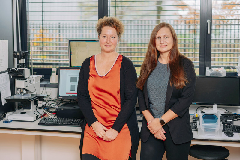 Das Foto zeigt Petra Göring und Monika Lelonek.