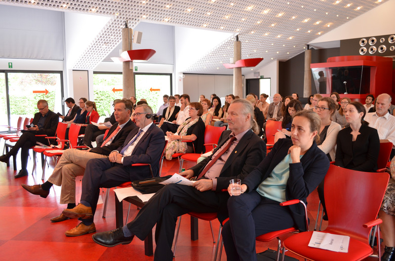 Gespannte Zuhörer im Saal der Landesvertretung