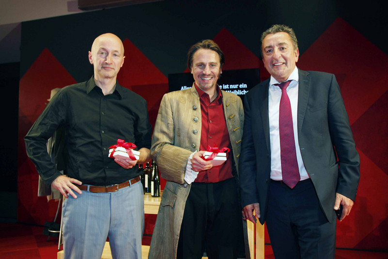 Stefan Neugebauer, Schauspieler und Dr. Gunnar Schellenberger stehen vor der Bühne