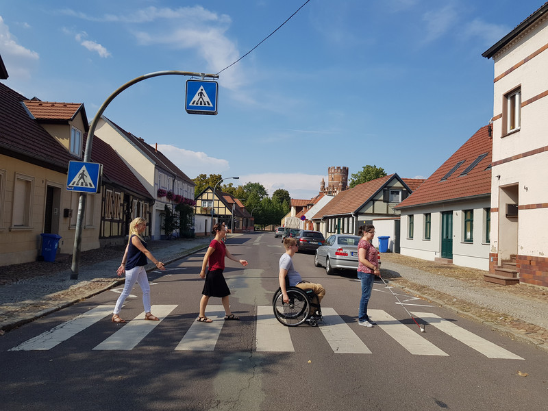 Das Bild zeigt Johanna Michelis und Claudia Bolde sowie Thomas Rösicke und Annemarie Kock auf einem Zebrastreifen.  