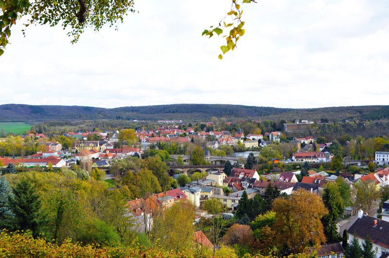 Blick auf Bad Kösen mit seinem historischen Gradierwerk.