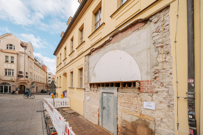 Das Foto zeigt die Baustelle an der alten Toreinfahrt.