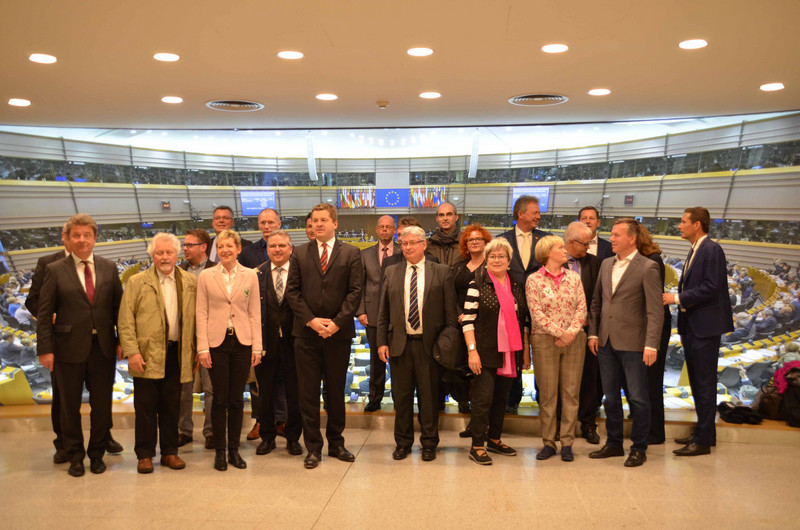 Die Mitglieder des Städte- und Gemeindebunds mit MdEP Sven Schulze stehen vor dem Plenarsaal des EU-Parlaments