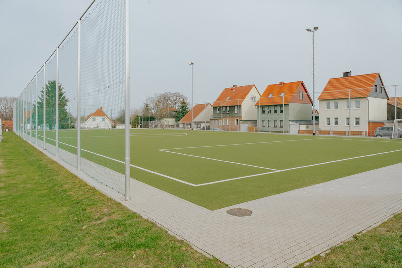 Das Bild zeigt den neuen Kunstrasenplatz in Darlingerode.