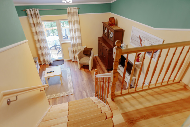 Ferienwohnung, Blick von der Treppe auf das Wohnzimmer