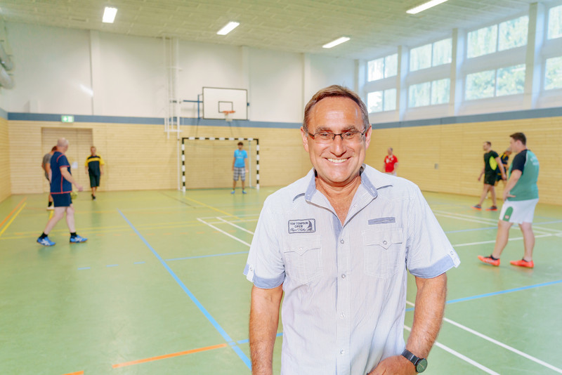 Bürgermeister Norbert Kuhlmann in der sanierten Turnhalle in Iden