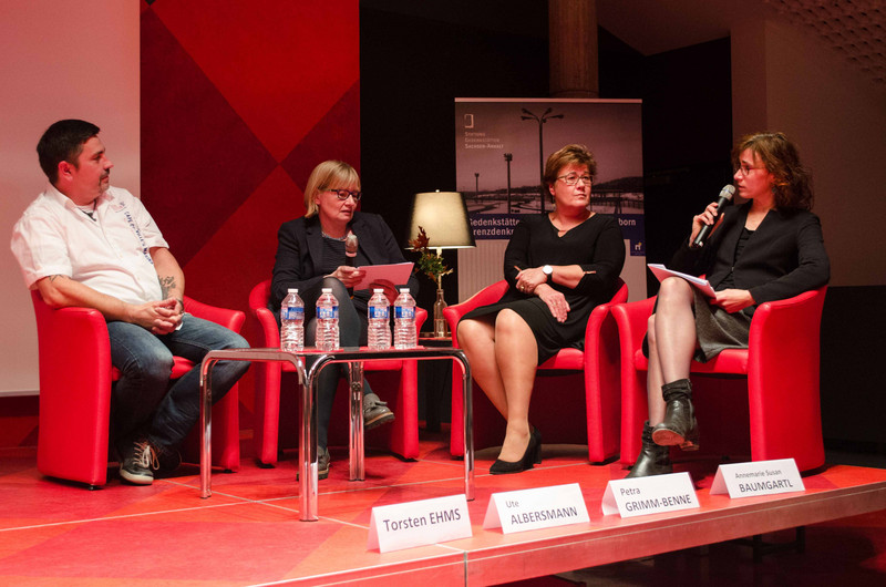 Diskussionsrunde auf der Bühne im Saal der Landesvertretung