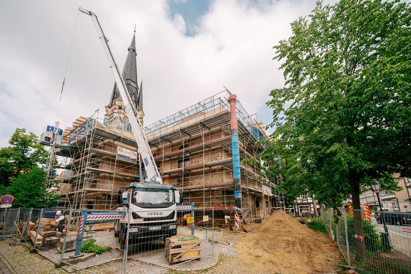 Das Foto zeigt die Baustelle der Liebfrauenkirche von außen. 