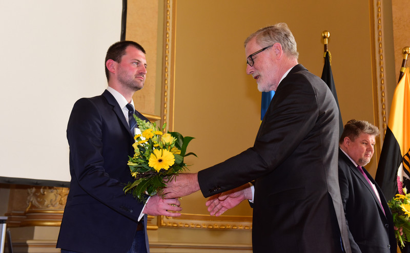 Aushändigung der Ehrennadel an Daniel Adler durch Europaminister Robra