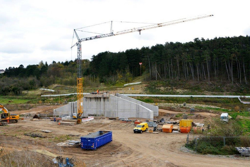 Hochwasserrückhaltebecken im Bau 