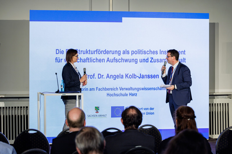 Das Bild zeigt zwei Personen auf der Bühne.