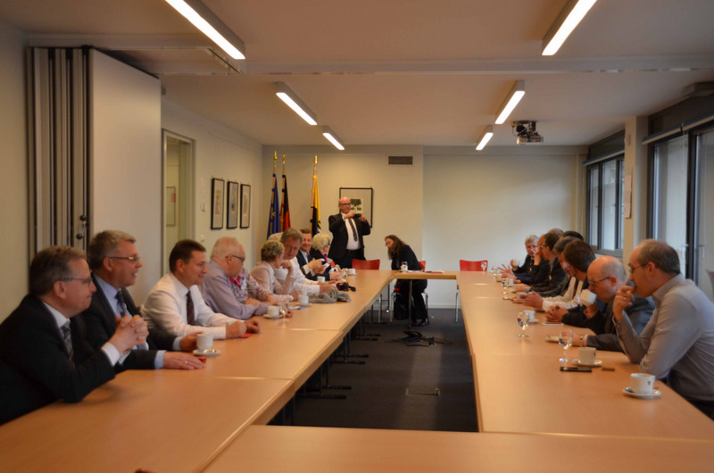 Die Teilnehmer sitzen im Konferenzraum der Landesvertretung