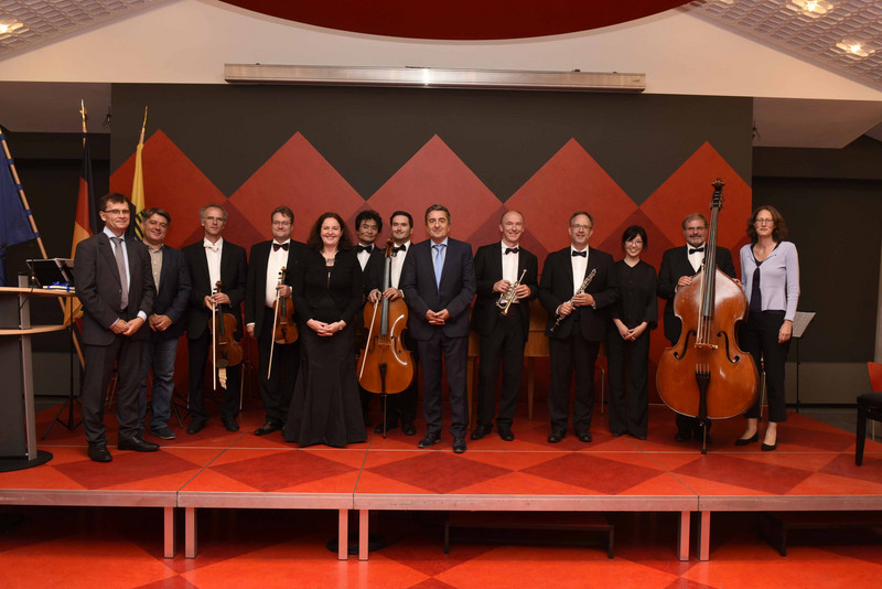 Der KulturstaatssekretärDr. Gunnar Schellenberger mit den beiden Gastrednern, Herrn Dr. Carsten Lange und Herr Tamás Szalay, dem Rossini-Quartett Magdeburg und seinen Gastsolisten sowie Frau Dr. Henrike Franz 