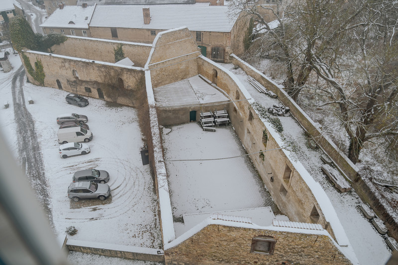 Das Bild zeigt den Blick von oben auf die mit Schnee bedeckte Freilichtbühne. 