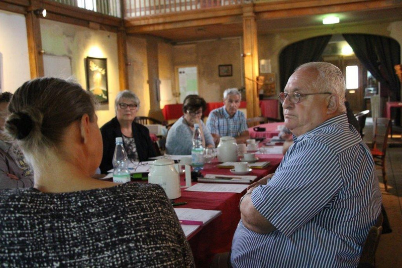 Koordinierungsgruppe sitzt am Tisch