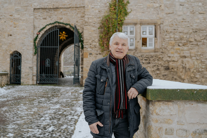 Das Foto zeigt Bürgermeister Reinhard Luckner an der Wasserburg.