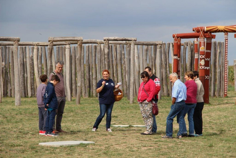 Das Foto zeigt wie Alexandra Schröpel aus Pömmelte eine Gruppe von Touristen durch das Ringheiligtum führt.