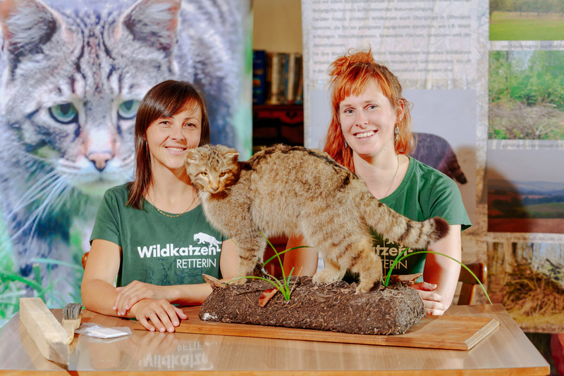 Projektleiterin und Kollegin mit Wildkatze