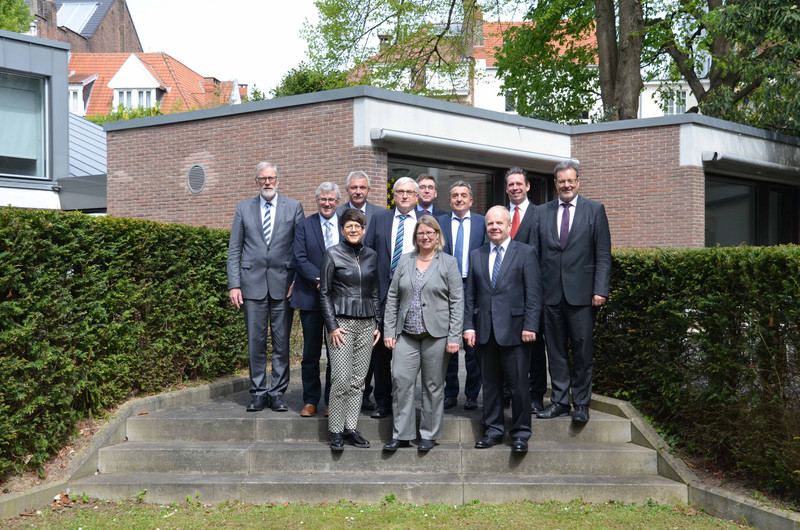 Die Staatssekretärinnen und Staatssekretäre stehen im Garten der Landesvertretung