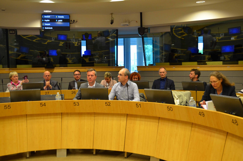 Die Bürgermeister sitzen in einem Konferenzsaal im Ausschuss der Regionen