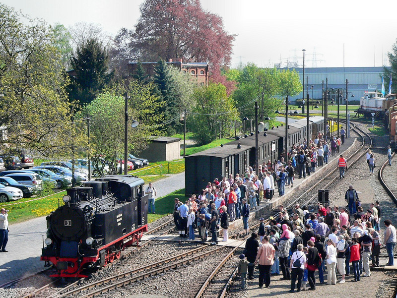 Bergwerksbahn Hettstedt zur Osterfahrt mit vielen Menschen