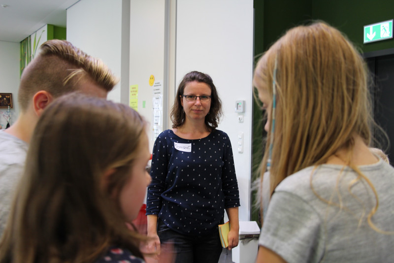 Das Bild zeigt die Schulsozialarbeiterin und Schüler. 